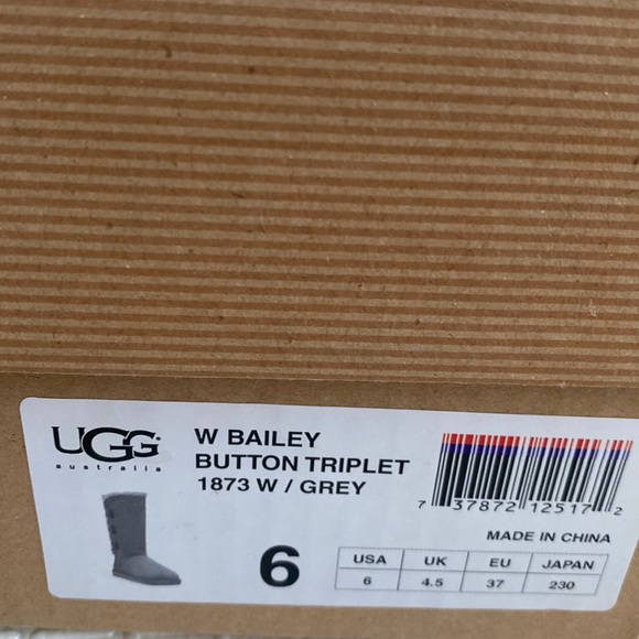 UGG GRAY BOOTS WITH BUTTONS INCLUDES DUST BAG AND AUTHENTICITY CARDS SIZE 6 - Picture 9 of 9